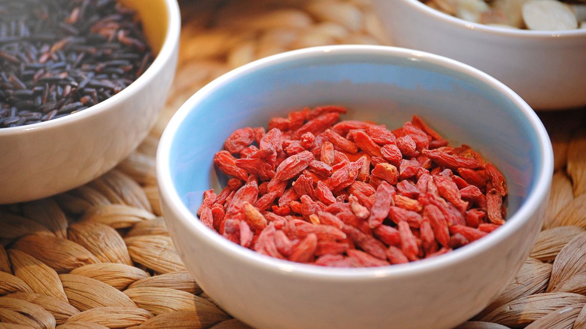 Sušené plody goji v keramické misce