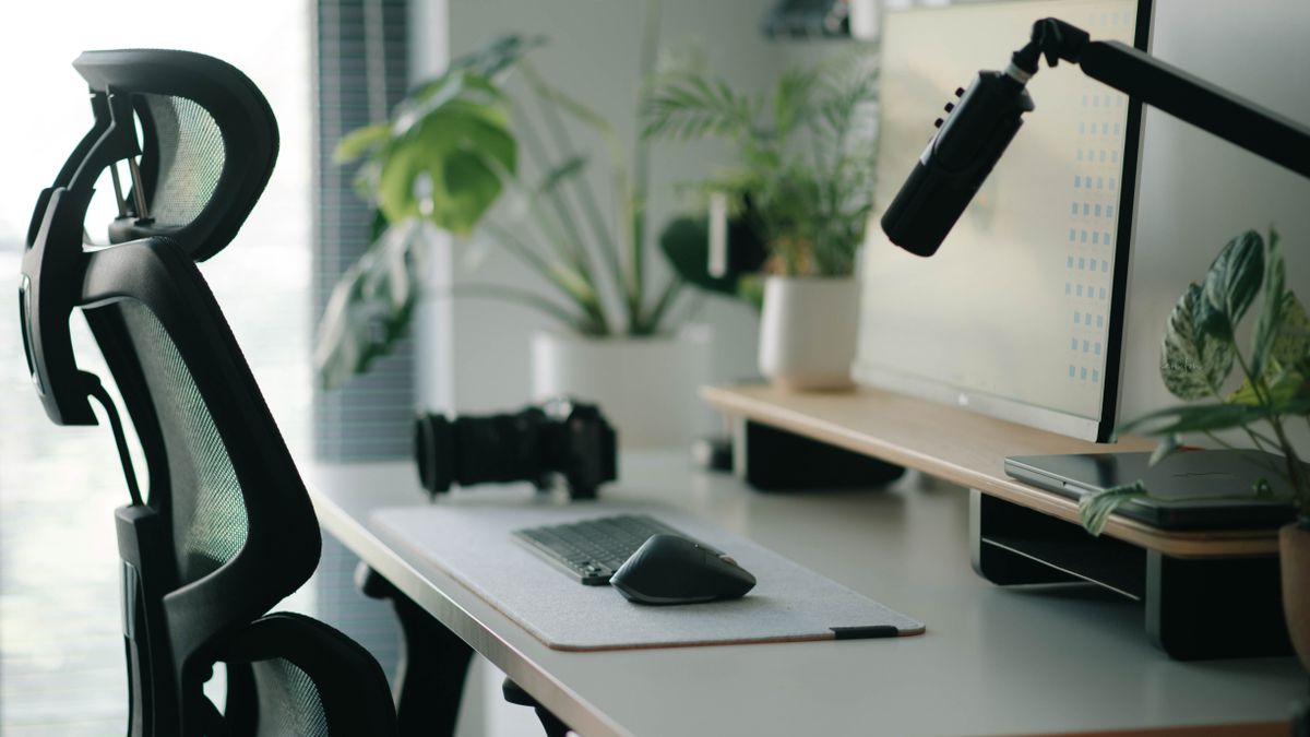 Pracovní stůl s ergonomickou kancelářskou židlí