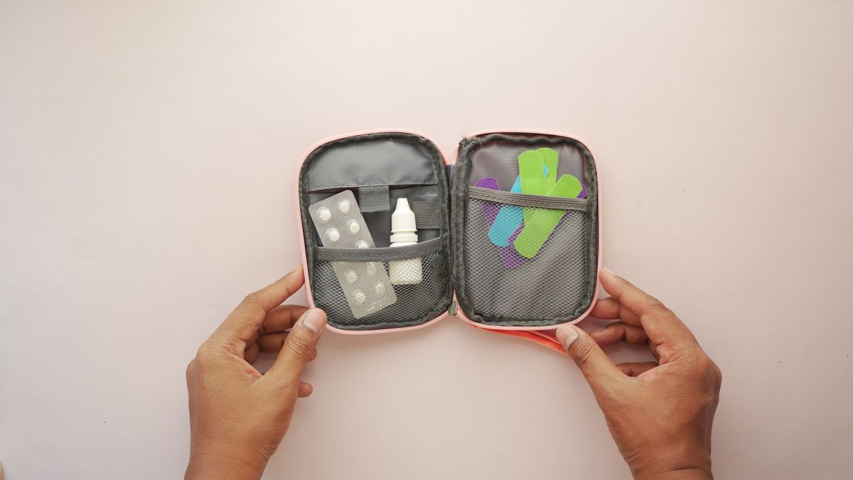 Otevřená lékárnička s náplastmi a léky
