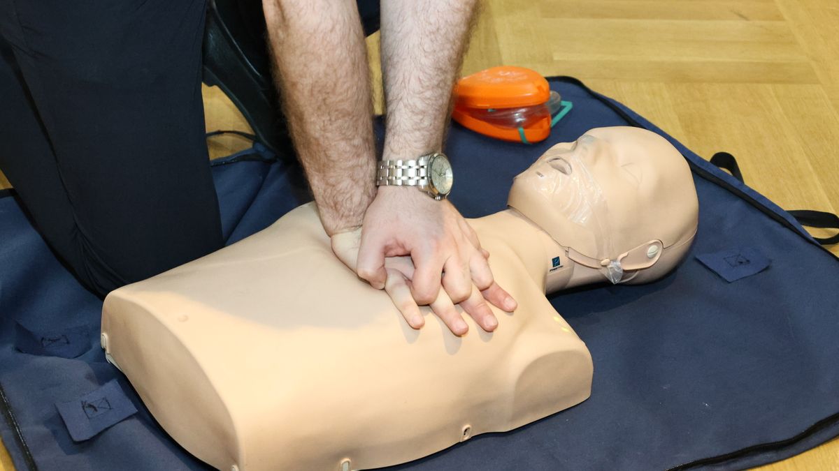 Stlačování hrudníku na figuríně při nácviku resuscitace